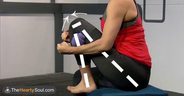 The 10-second Towel Stretch To Help Instantly Relieve Knee Pain - Featured image