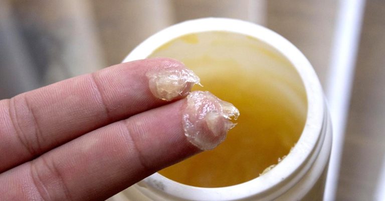 The Painkilling Cayenne Cream Recipe That Anyone With Stiff Joints or Sore Muscles Needs to Try - Featured image