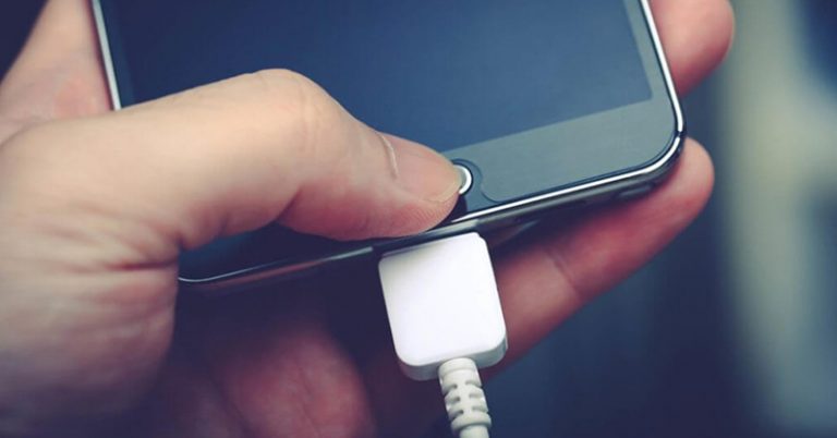 Why You Should Stop Charging Your Phone in Your Car - Featured image