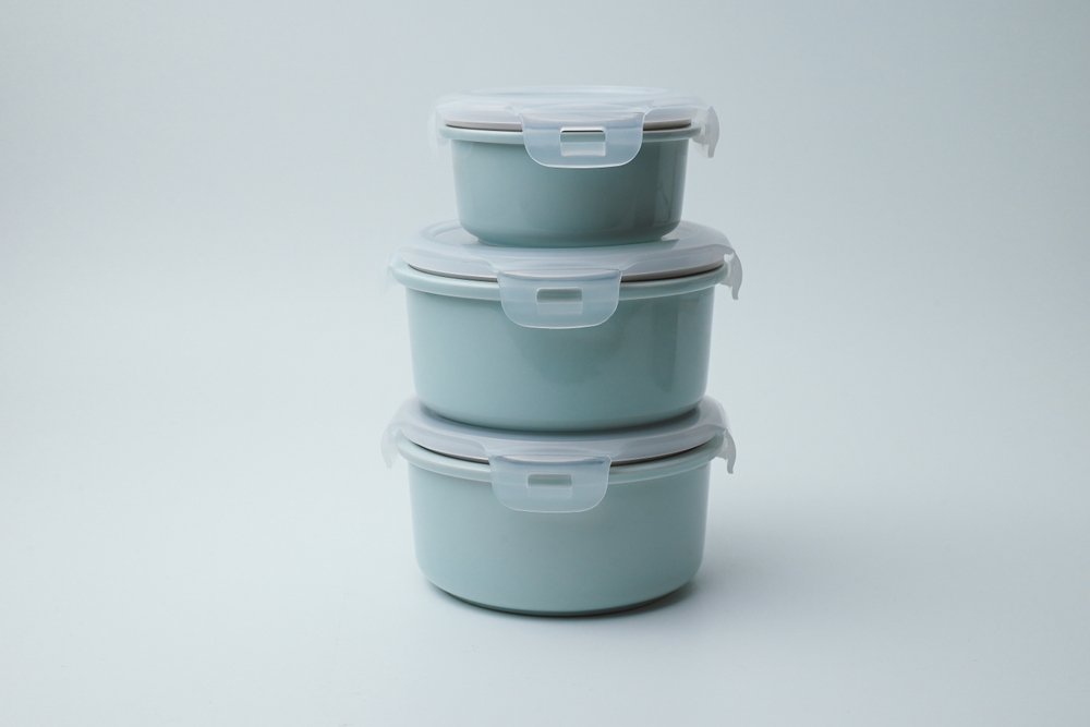 set lunch box on table