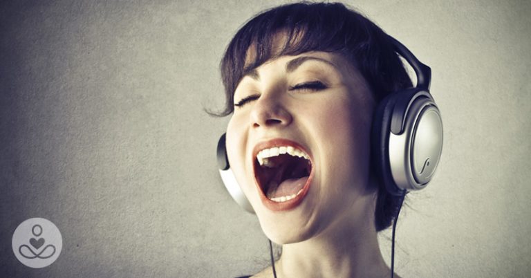 New research says singing daily reduces stress, clears sinuses, and helps you live longer - Featured image