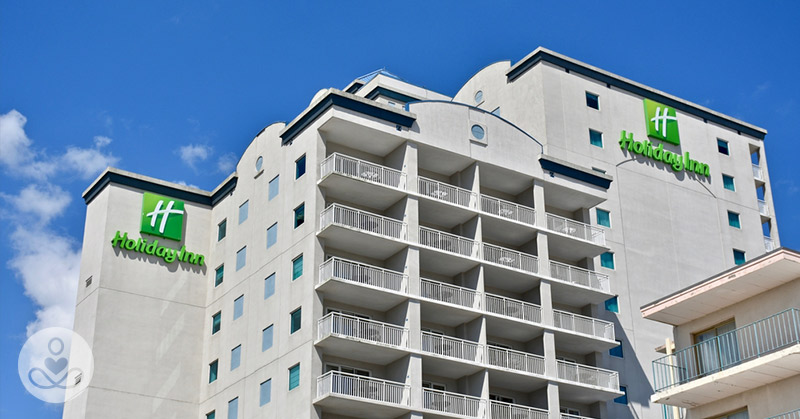Texas Man Plans To Live Out His Golden Days in A $59 Per Night Holiday Inn, Rather Than Spend $188 A Night At A Nursing Home - Featured image