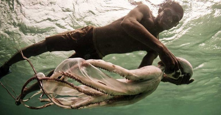 These Asian Sea Nomads Are the First Known Humans to Have a Genetic Adaptation to Diving - Featured image