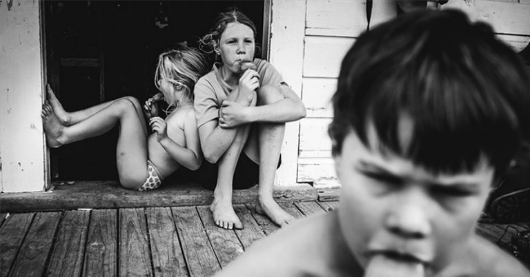 Mom of 4 Showed What Childhood Is Like Without TV and Gadgets - Featured image