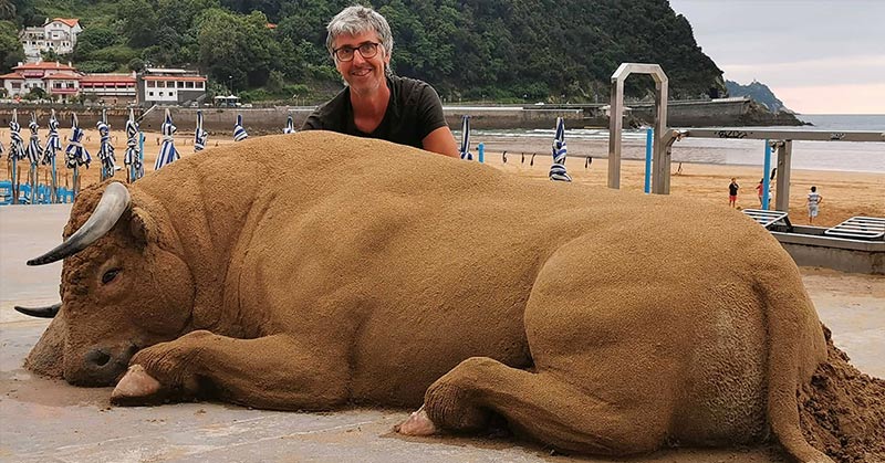 Artist Creates Hyperrealistic Animal Sculptures out Of Sand and You’d Almost Believe They Were Real