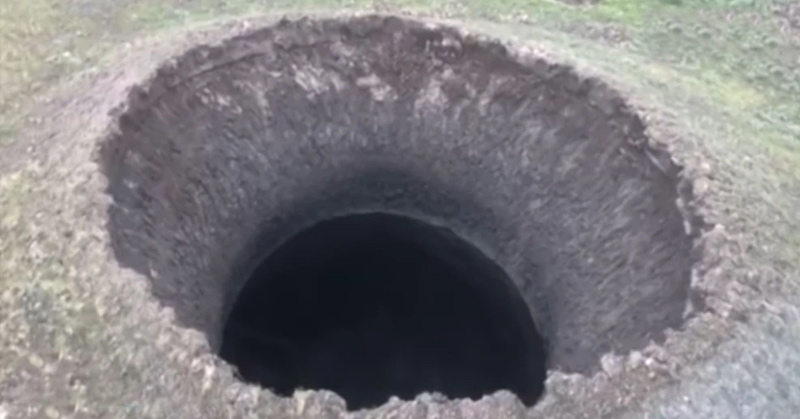 A Mysterious Crater Suddenly Opened Up in the Arctic Tundra - Featured image