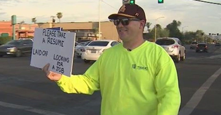 Laid-Off Dad Hands Out Resume on Street Corner and Gets Hundreds of Job Offers - Featured image
