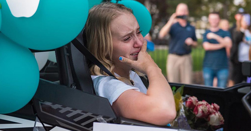 Inspiring teen receives emotional homecoming after having both legs amputated - Featured image