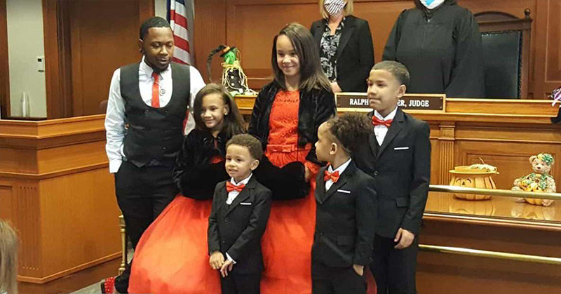 Single dad adopts five siblings so they can stay together