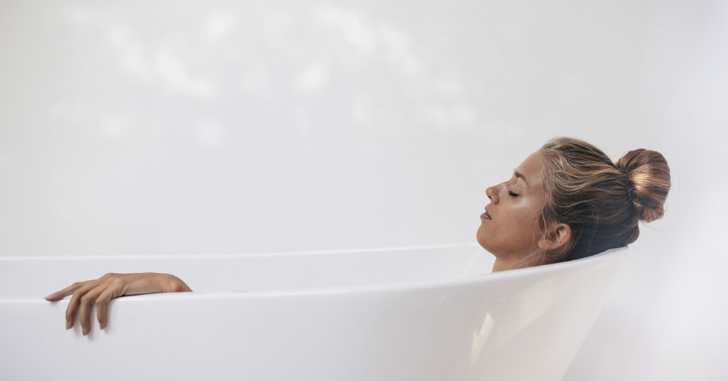 6 Reasons To Take An Epsom Salt Bath + Why It Works - Featured image