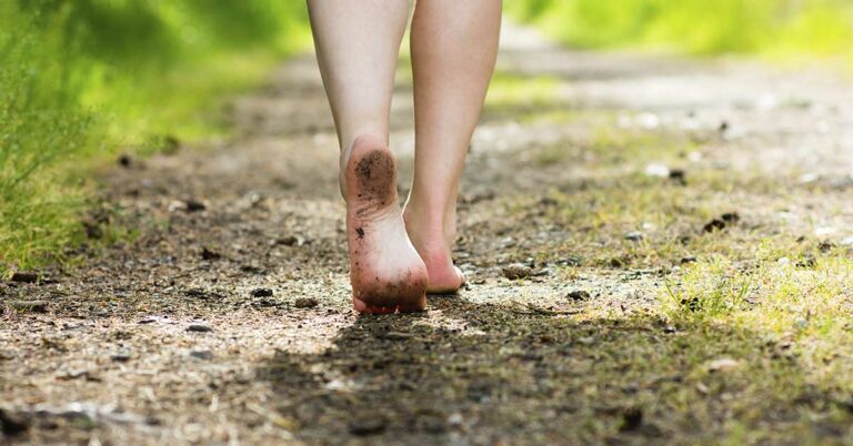 7 Benefits of Grounding: Barefoot Walking + Earthing - Featured image