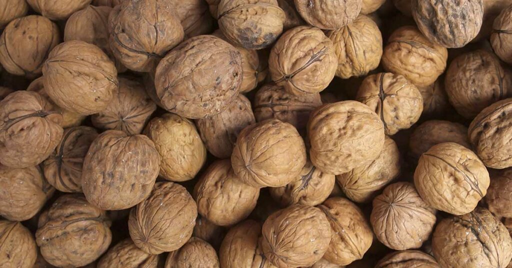 Boiling Whole Walnuts: Unveiling Grandma’s Time-Tested Culinary Trick - Featured image