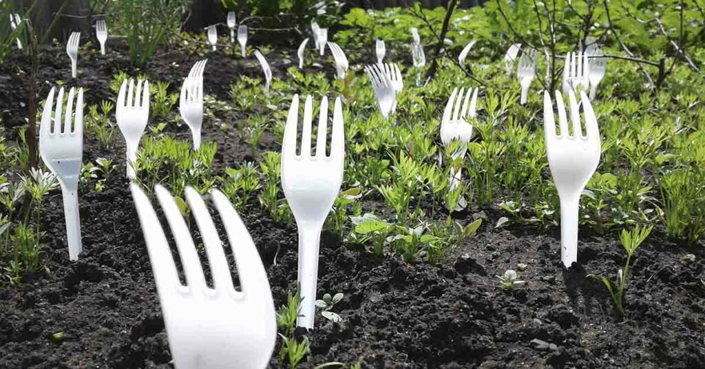 8 Gardening Hacks That Will Help Flowers, Veggies, And Fruit Flourish - Featured image