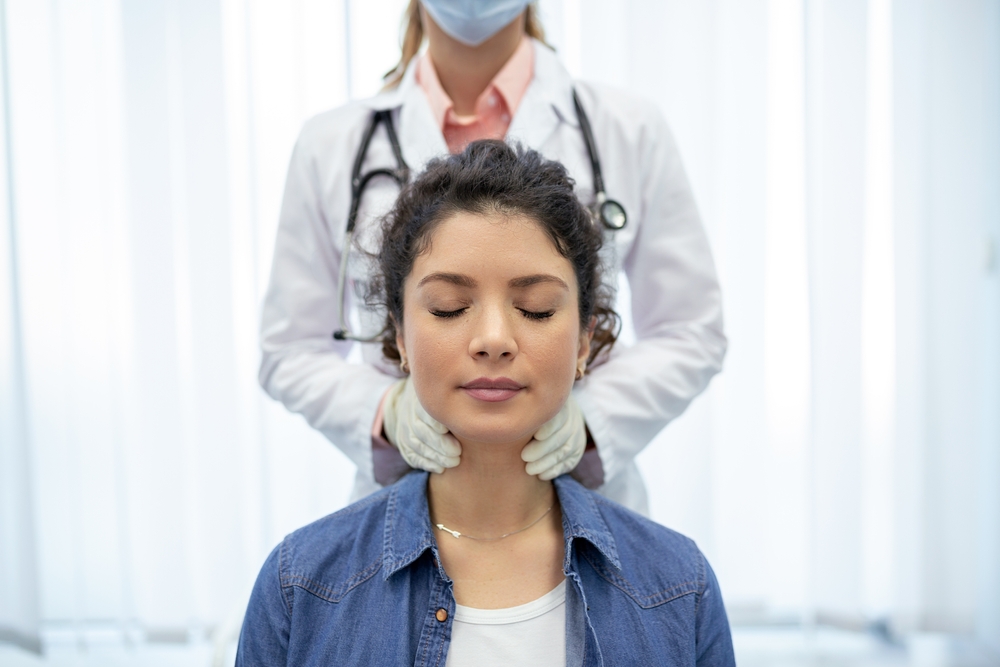 Women with thyroid gland test . Endocrinology, hormones and treatment. Inflammation of the sore throat