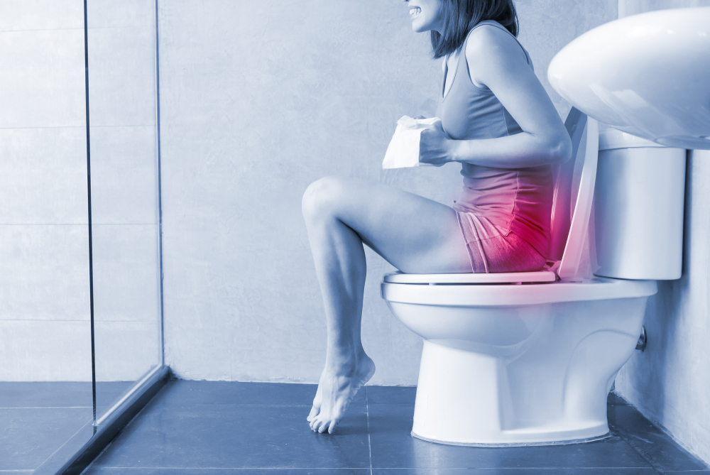 woman feel pain with constipation in wc