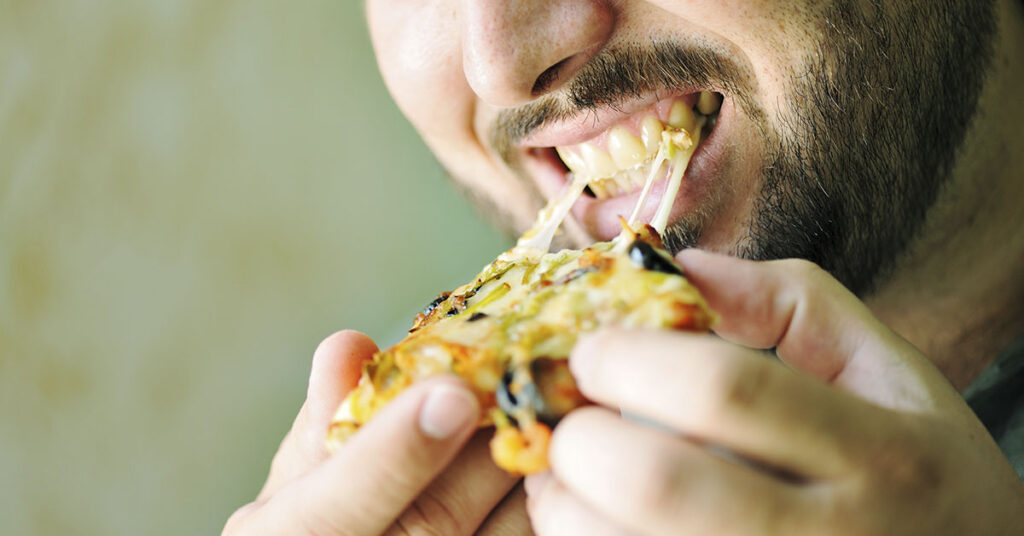 5 Cancer Symptoms To Look Out For When You Eat - Featured image