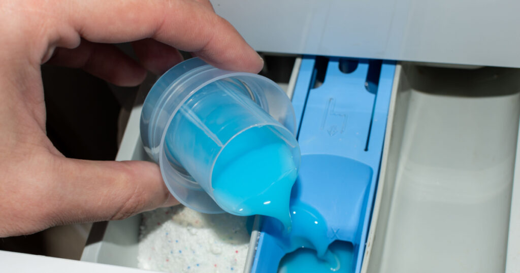 Adding fabric softener to the washing machine