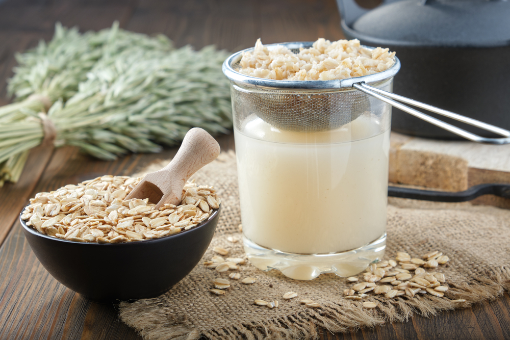 Ingredients and the process of making oats milk or oatmeal beverage at home.
