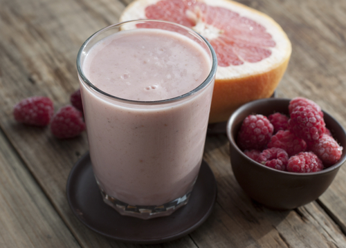 Smoothies with frozen raspberries and grapefruit with yogurt.
