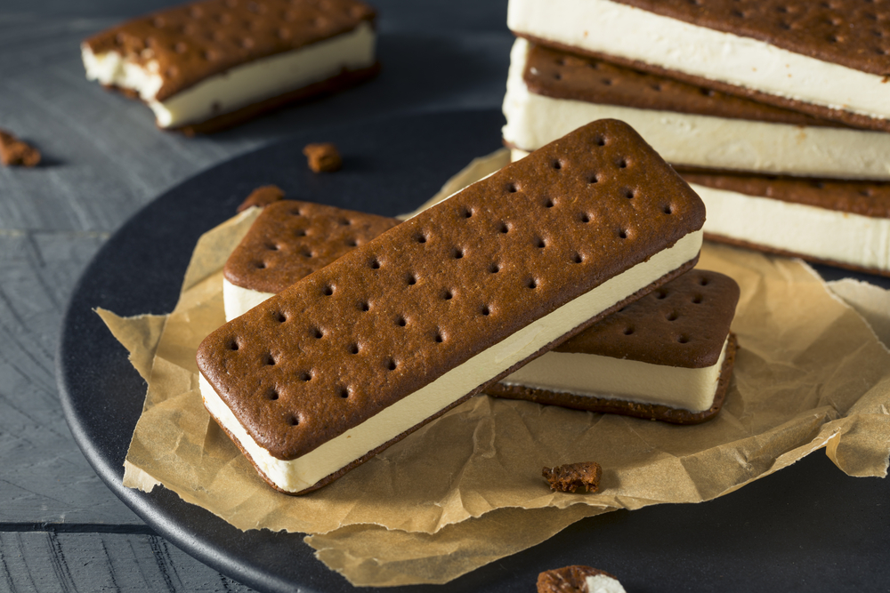 Sweet Chocolate and Vanilla Ice Cream Sandwich Dessert
