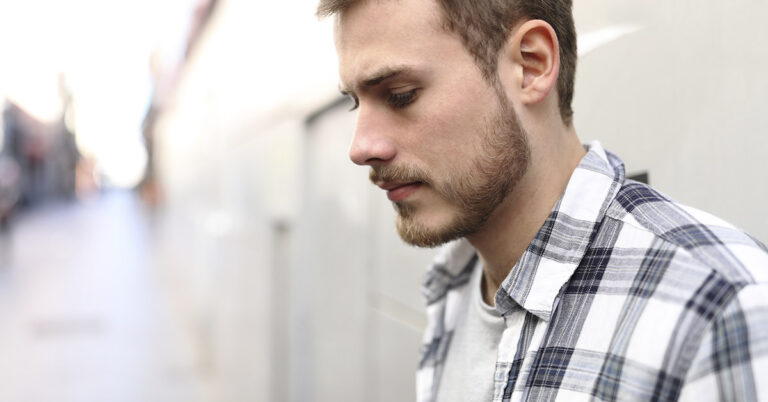 7 Signs of Low Self-Confidence and How to Fix It - Featured image