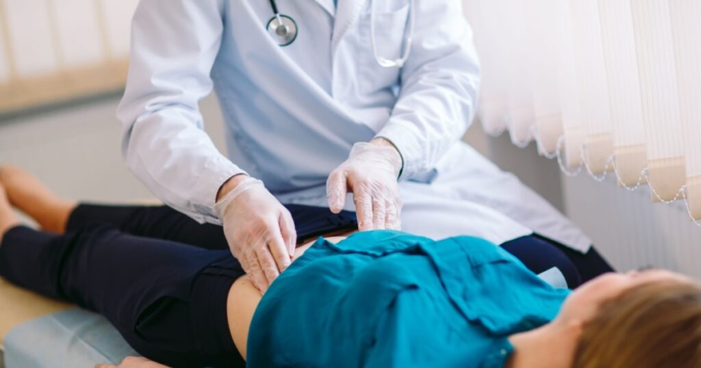 The doctor examines the patient.