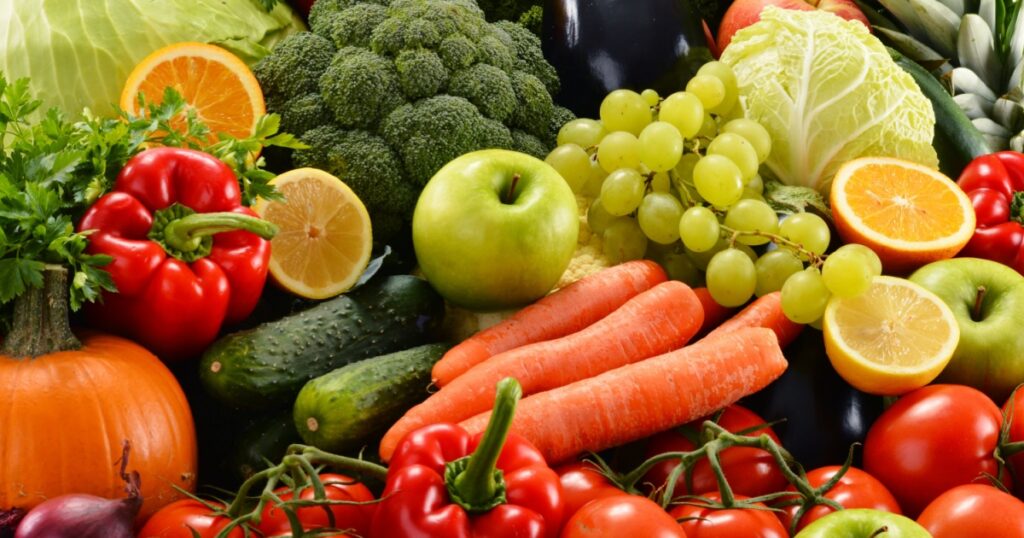 Composition with assorted raw organic vegetables