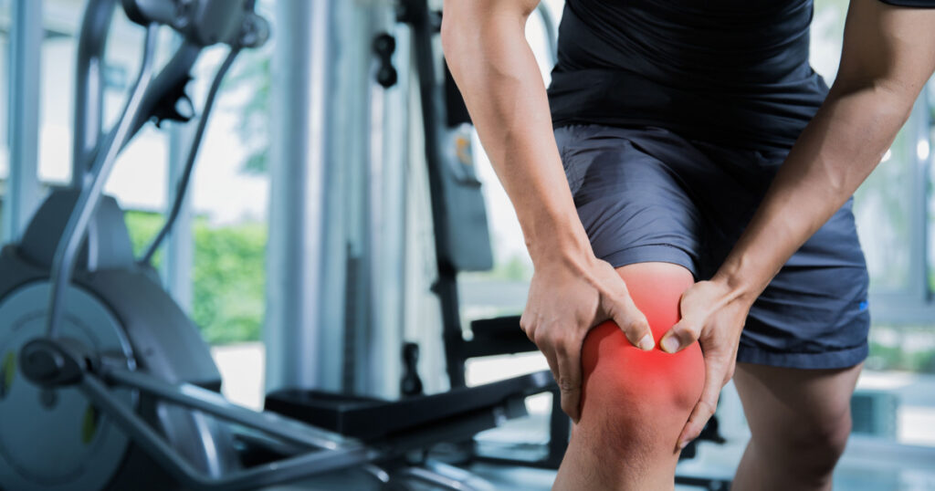 Healthy men Injury from exercise in the gym, he injured his knee