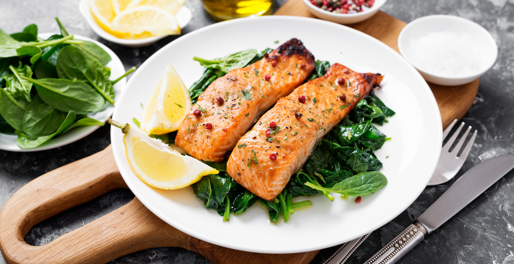 Salmon fillet with spinach .