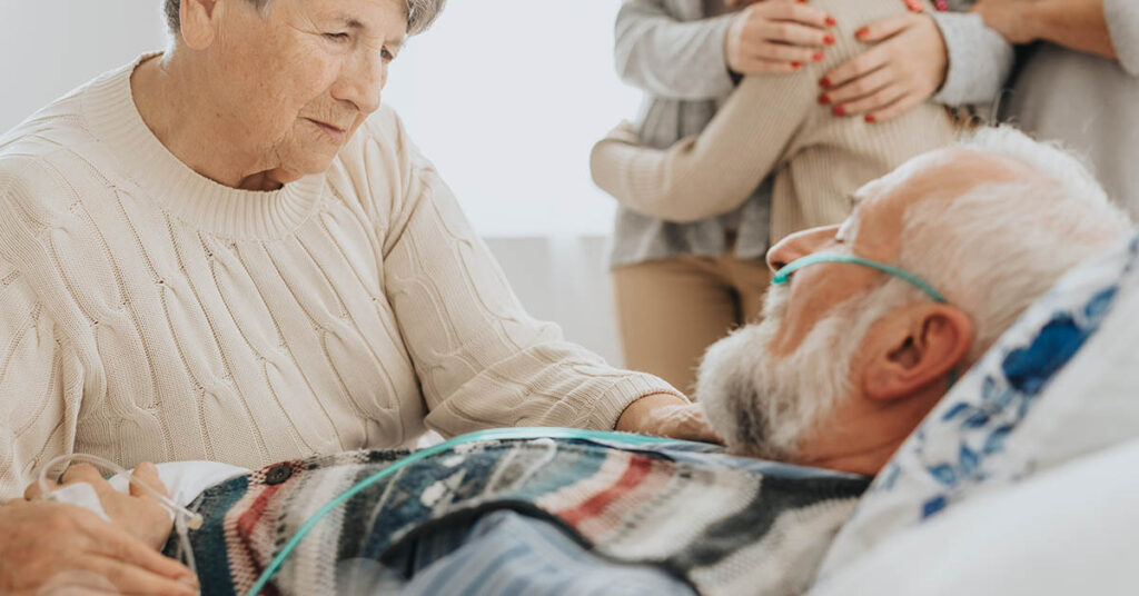 An Oncologist Reveals That People Often Say These 4 Things At The End of Their Lives - Featured image