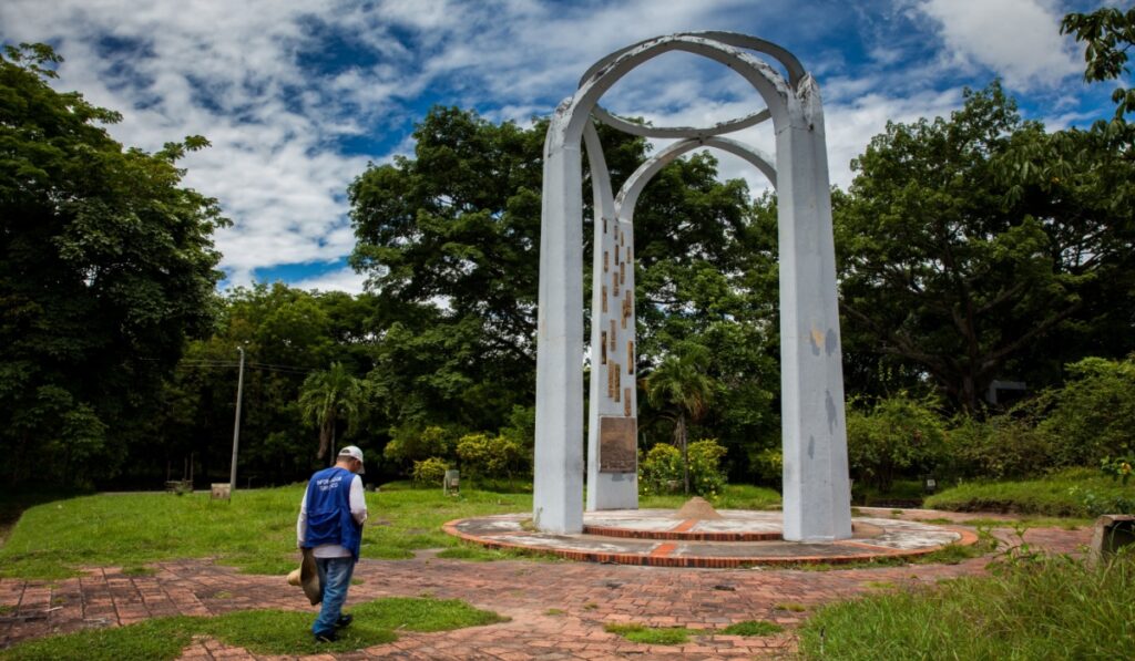 Tourist guide at the commemorative monument about the Armero tragedy caused by the Nevado del Ruiz in 1985