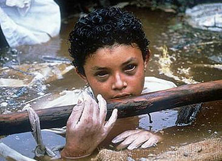 Omayra Sánchez black-eyed and drenched in mud