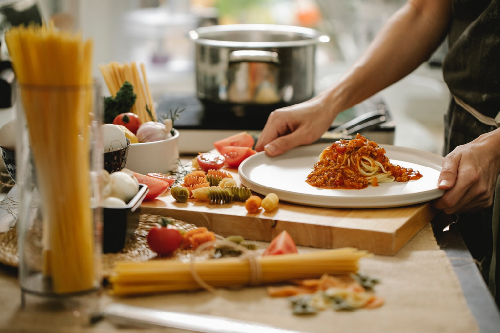 Cooking spaghetti with tomato sauce