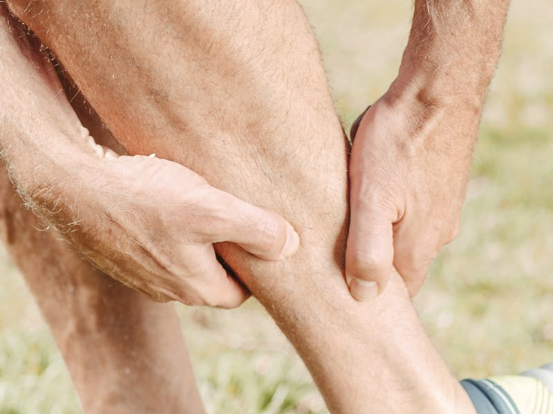 Man holding leg