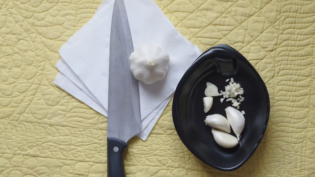 Knife with a garlic head and cloves