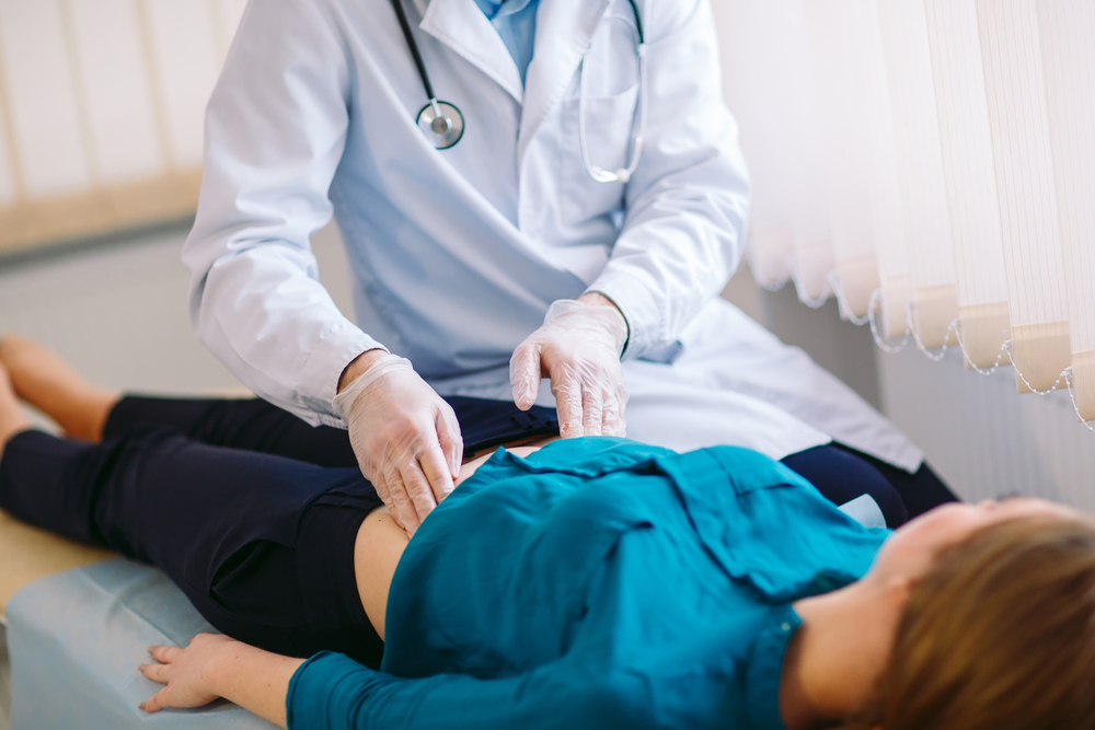 The doctor examines the patient.