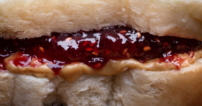 5 Things That Could  Happen to Your Body If You Eat Peanut Butter and Jelly Every Day - Featured image