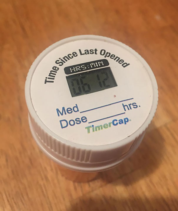 Pill bottle with built-in display