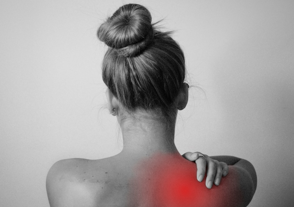 woman with shoulder pain