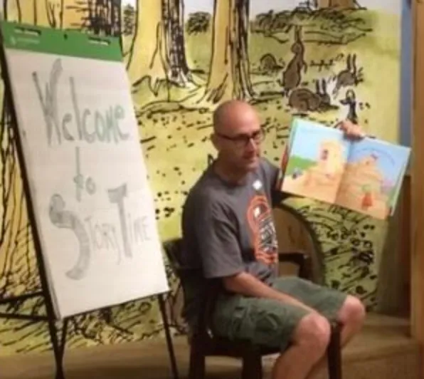 Semmel reads stories to kids at a bookstore in 2016.