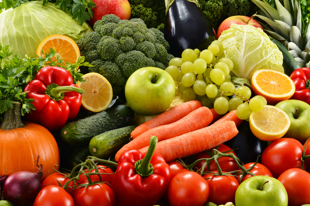Composition with assorted raw organic vegetables