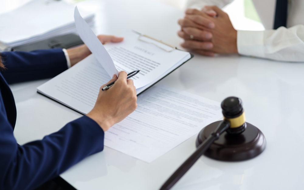 Lawyer and client negotiation in legal judgement consulting.

