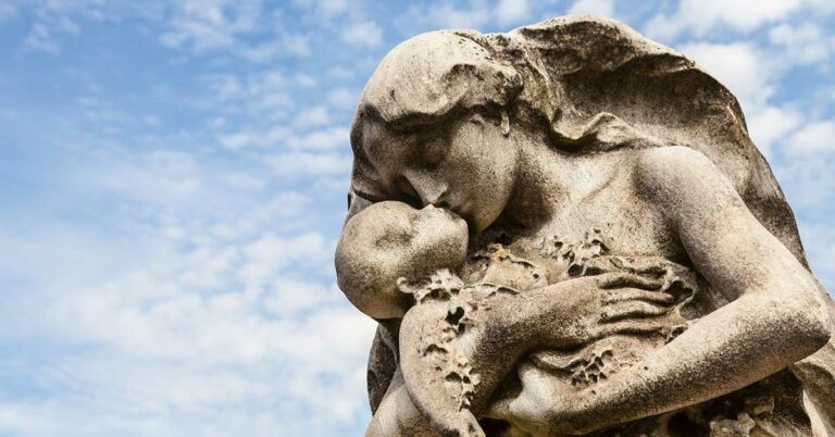 Grieving Mother Wished She Spoke Up When A Family Member With Herpes Kissed Her Newborn - Featured image