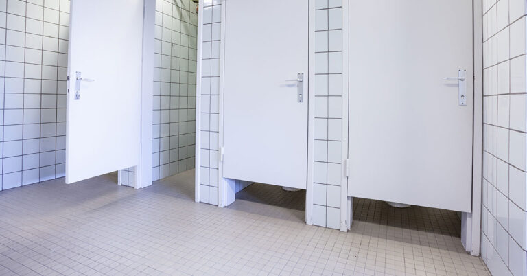 People Shocked to Learn Reason Public Toilet Doors Don’t Touch The Floor - Featured image