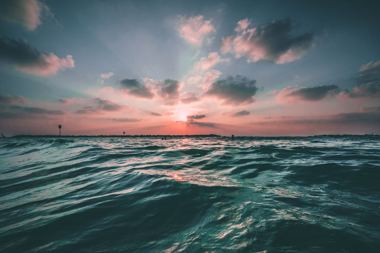 Blue ocean under the sky 