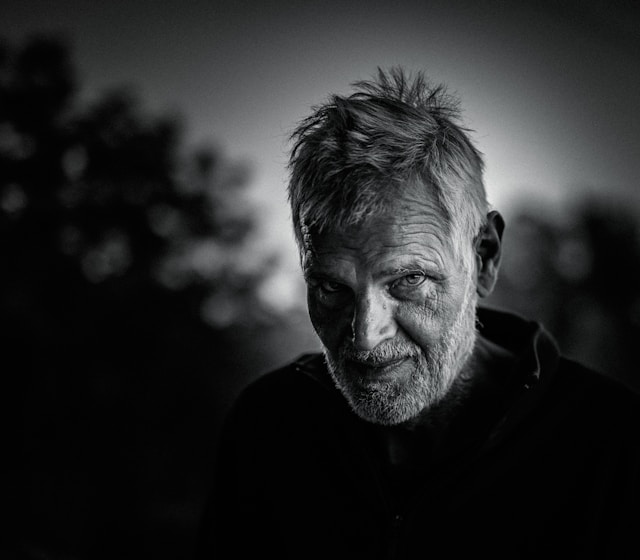 black and white picture of old man