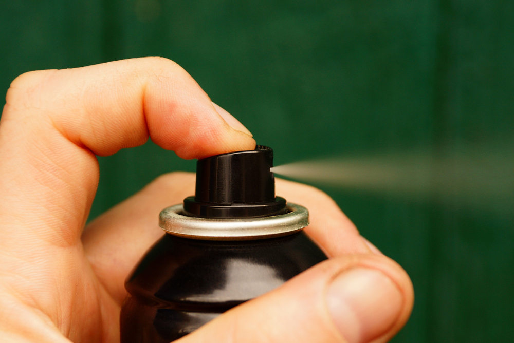 Finger on the squeezing spray