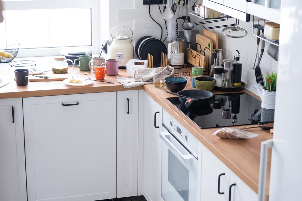 A mess in the kitchen, dirty dishes on the table, scattered things, unsanitary conditions. The dishwasher is full, the kitchen is untidy, everyday life
