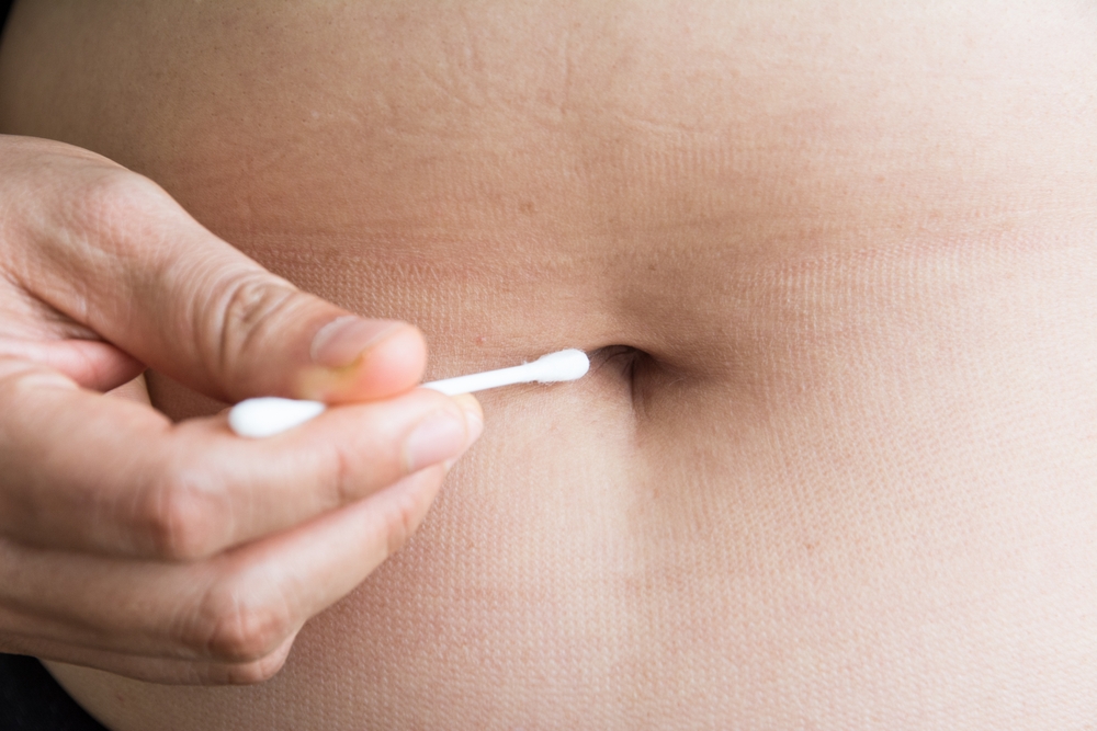 Clean the navel With cotton bud