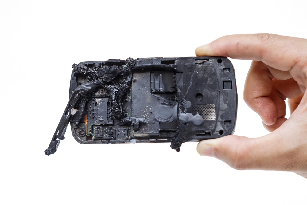 mobile phone battery explodes and burns due to overheat / danger of using smart phone